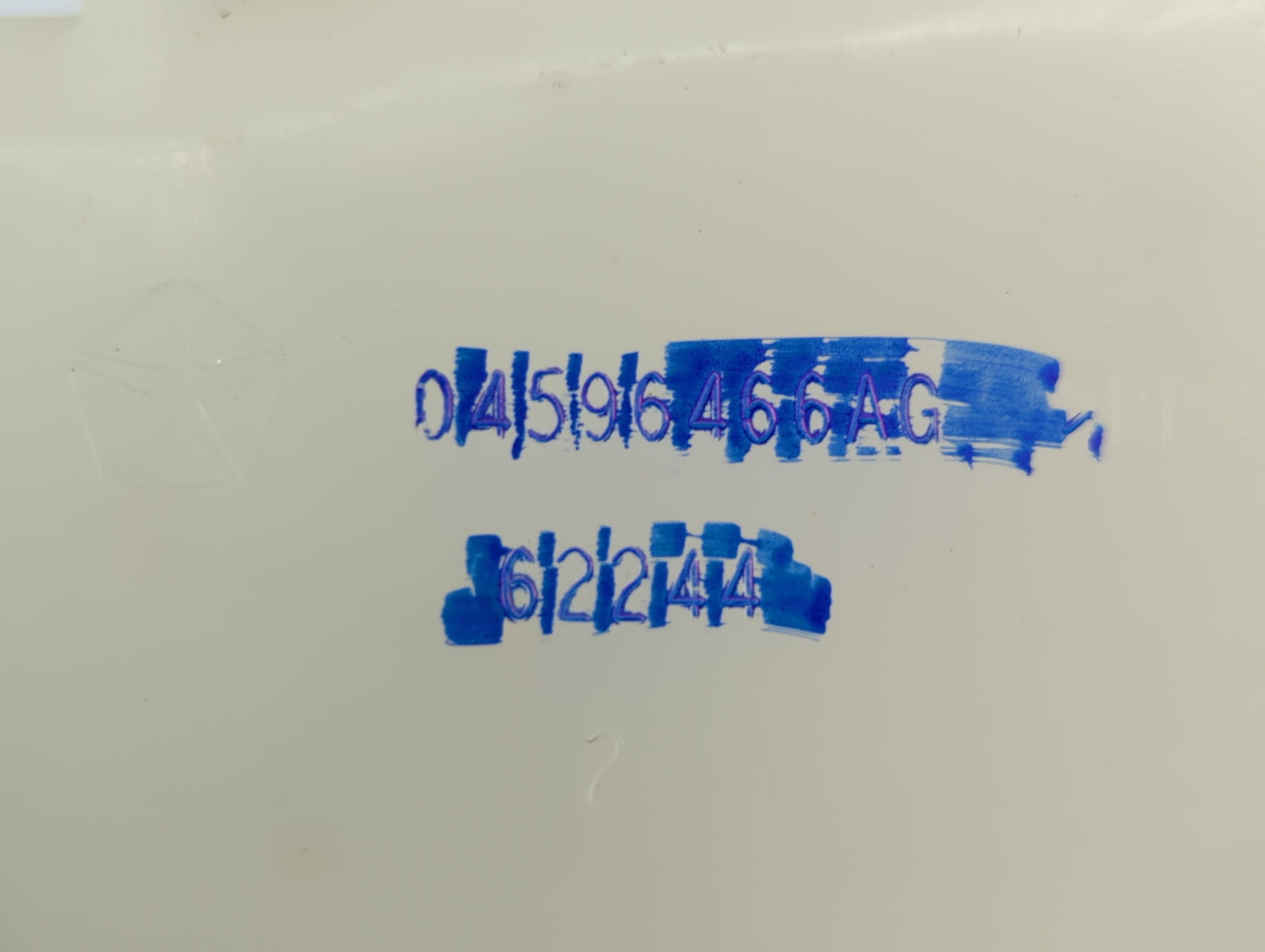 2007 Chrysler 300 Radiator Coolant Overflow Expansion Tank Bottle Cream - Oemusedautoparts1.com