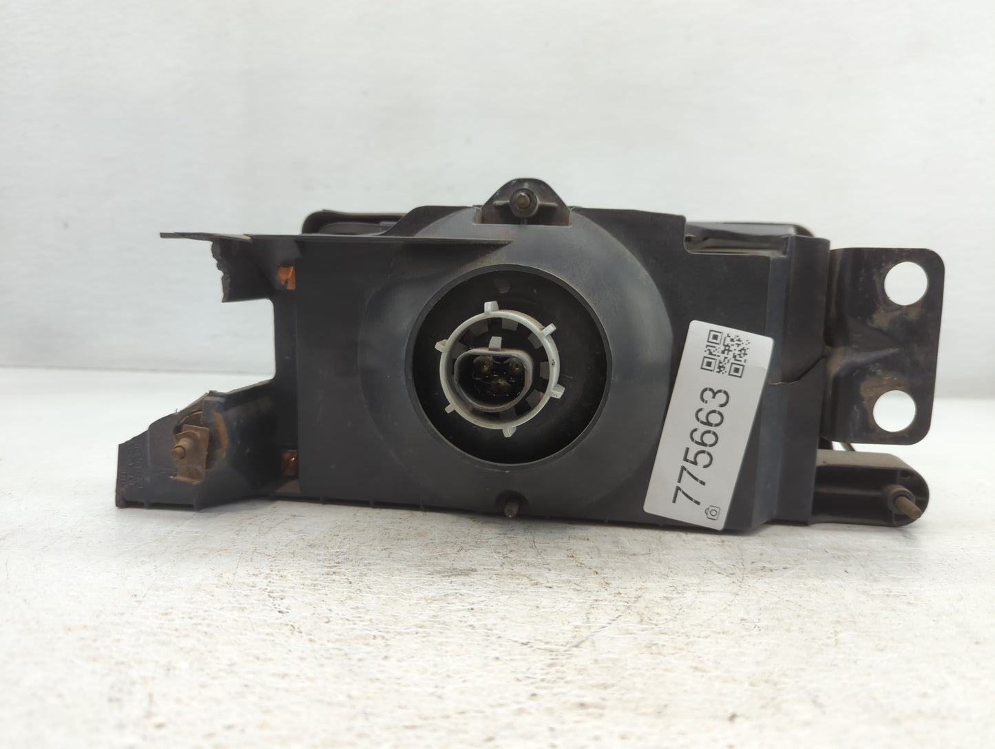 2005-2007 Chrysler 300 Tail Light Assembly Passenger Right OEM P/N:95023 B 4388603 Fits Fits 2005 2006 2007 OEM Used Auto Pa