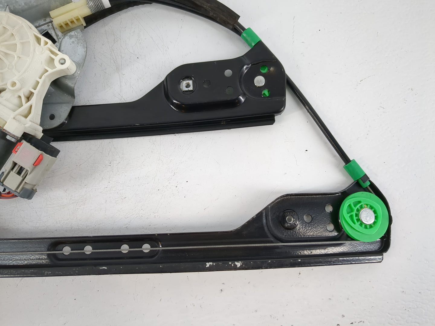 2005-2010 Chrysler 300 Driver Left Front Window Regulator - Oemusedautoparts1.com