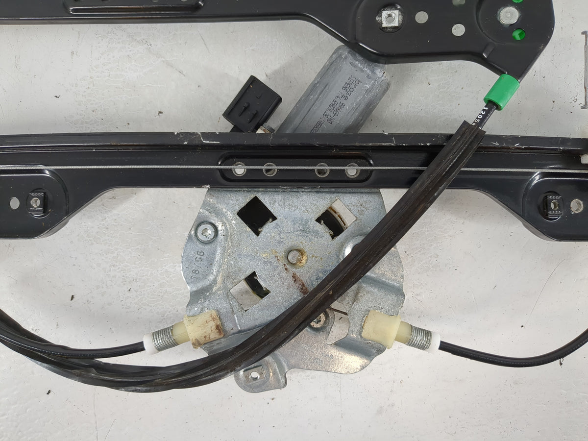 2005-2010 Chrysler 300 Used Window Regulator Passenger Front 967258 - Oemusedautoparts1.com