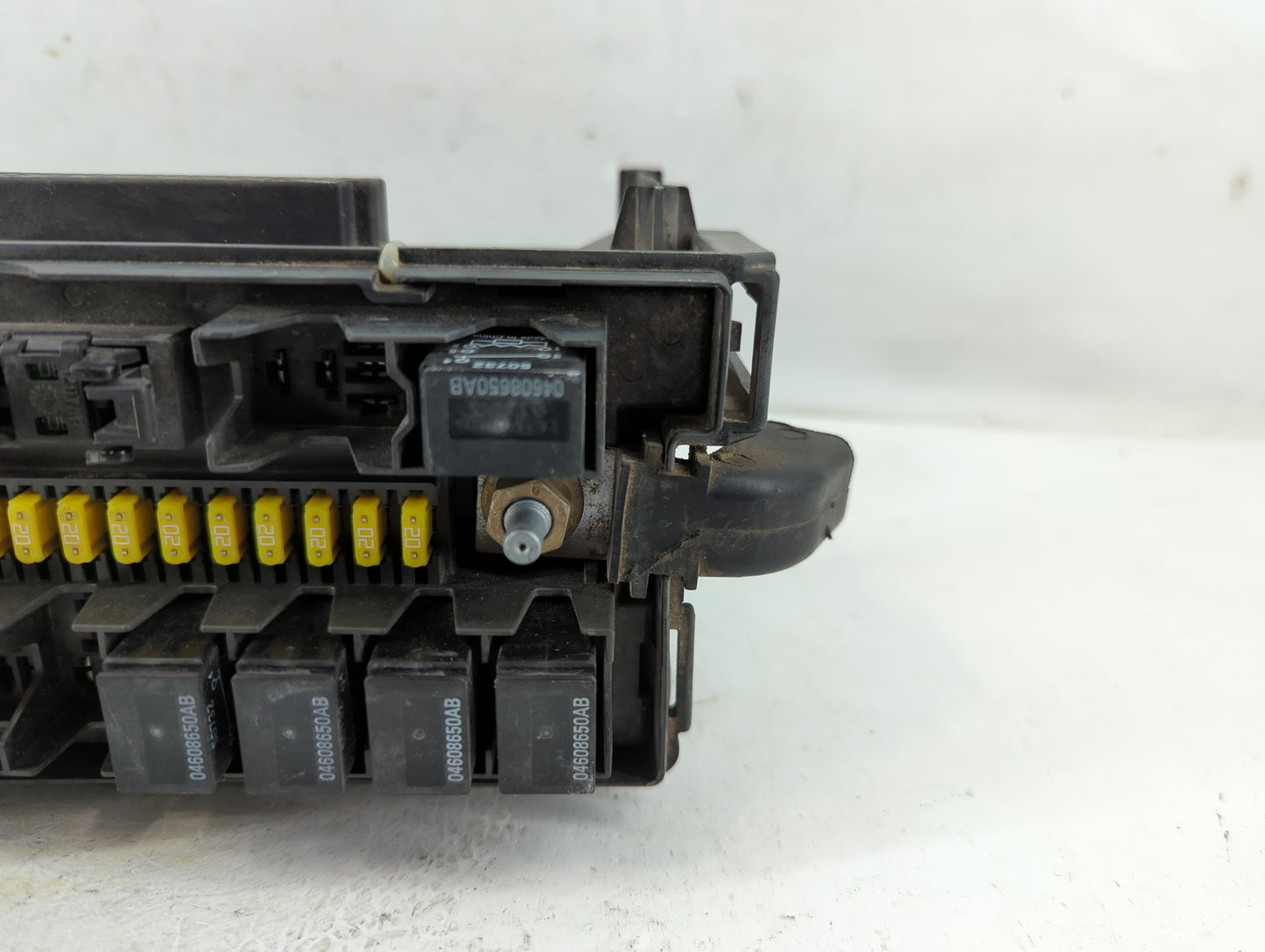2007 Chrysler Aspen Fusebox Fuse Box Panel Relay Module P/N:04692097AC Fits OEM Used Auto Parts - Oemusedautoparts1.com