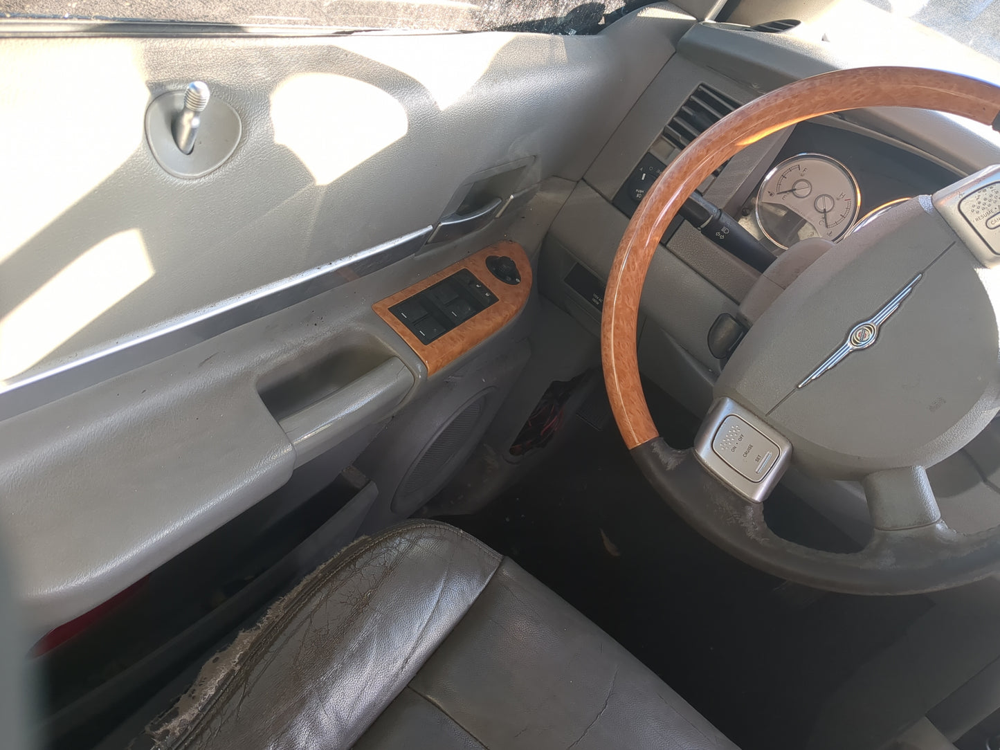 2007 Chrysler Aspen Front Left Driver Interior Door Panel Trim - Oemusedautoparts1.com