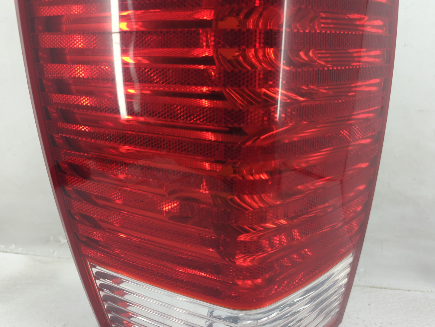 2007-2009 Chrysler Aspen Tail Light Assembly Driver Left OEM P/N:A001 58622 B Fits Fits 2007 2008 2009 OEM Used Auto Parts -