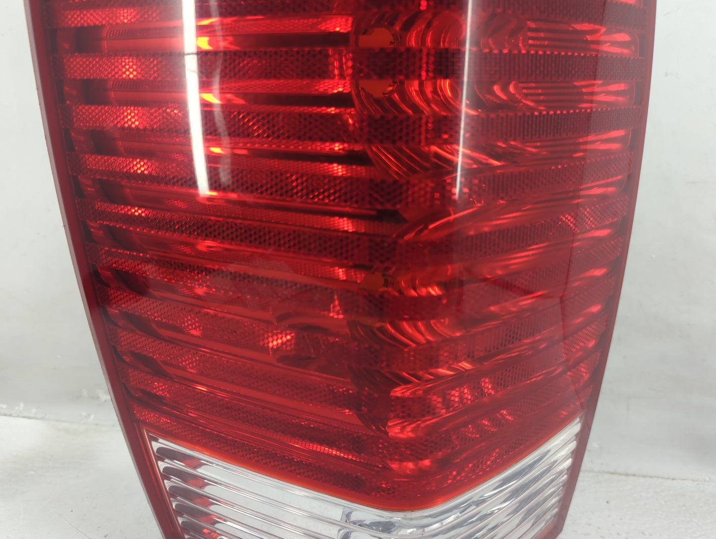 2007-2009 Chrysler Aspen Tail Light Assembly Driver Left OEM P/N:A001 58622 B Fits Fits 2007 2008 2009 OEM Used Auto Parts -