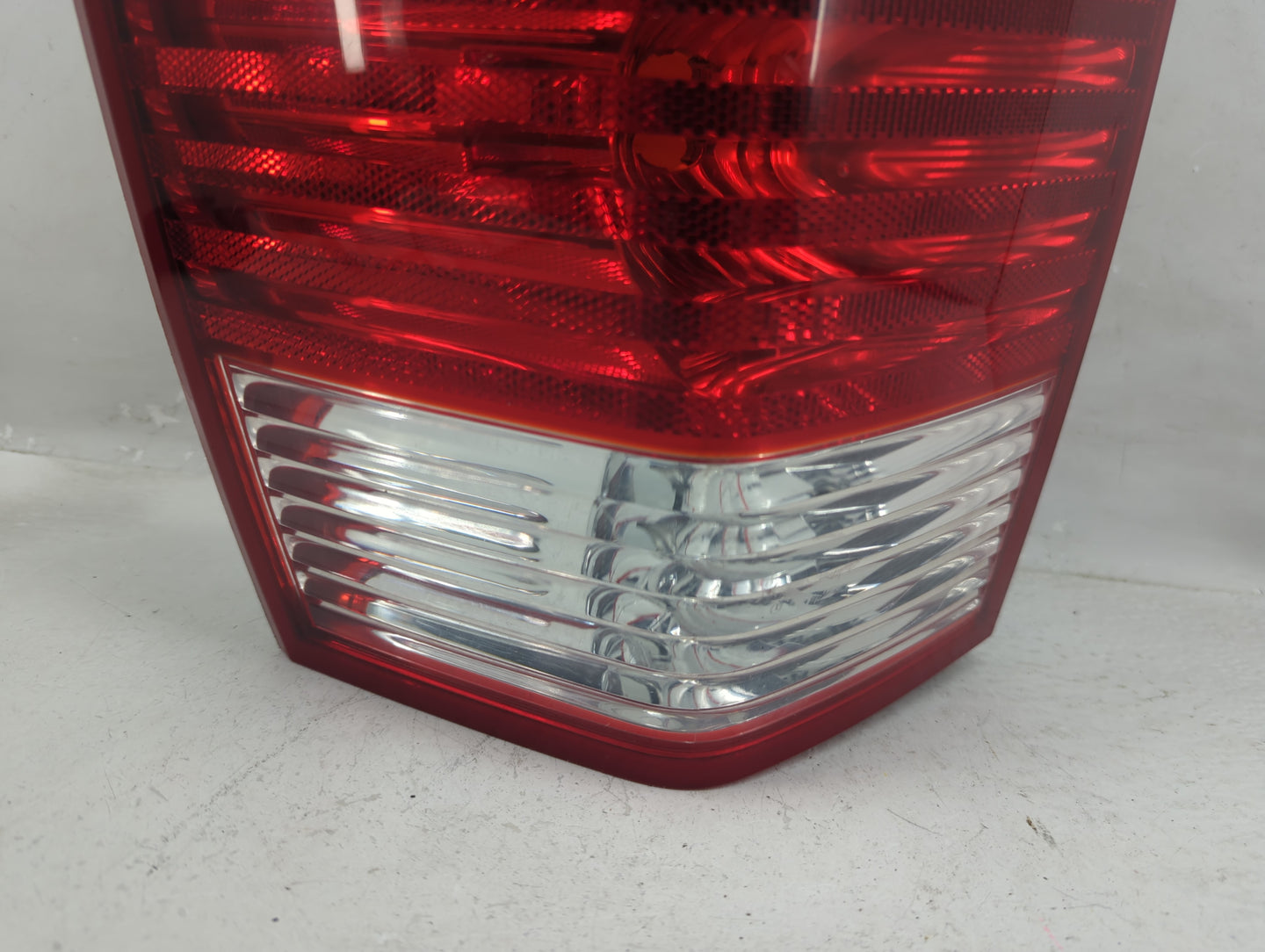 2007-2009 Chrysler Aspen Tail Light Assembly Driver Left OEM P/N:A001 58622 B Fits Fits 2007 2008 2009 OEM Used Auto Parts -