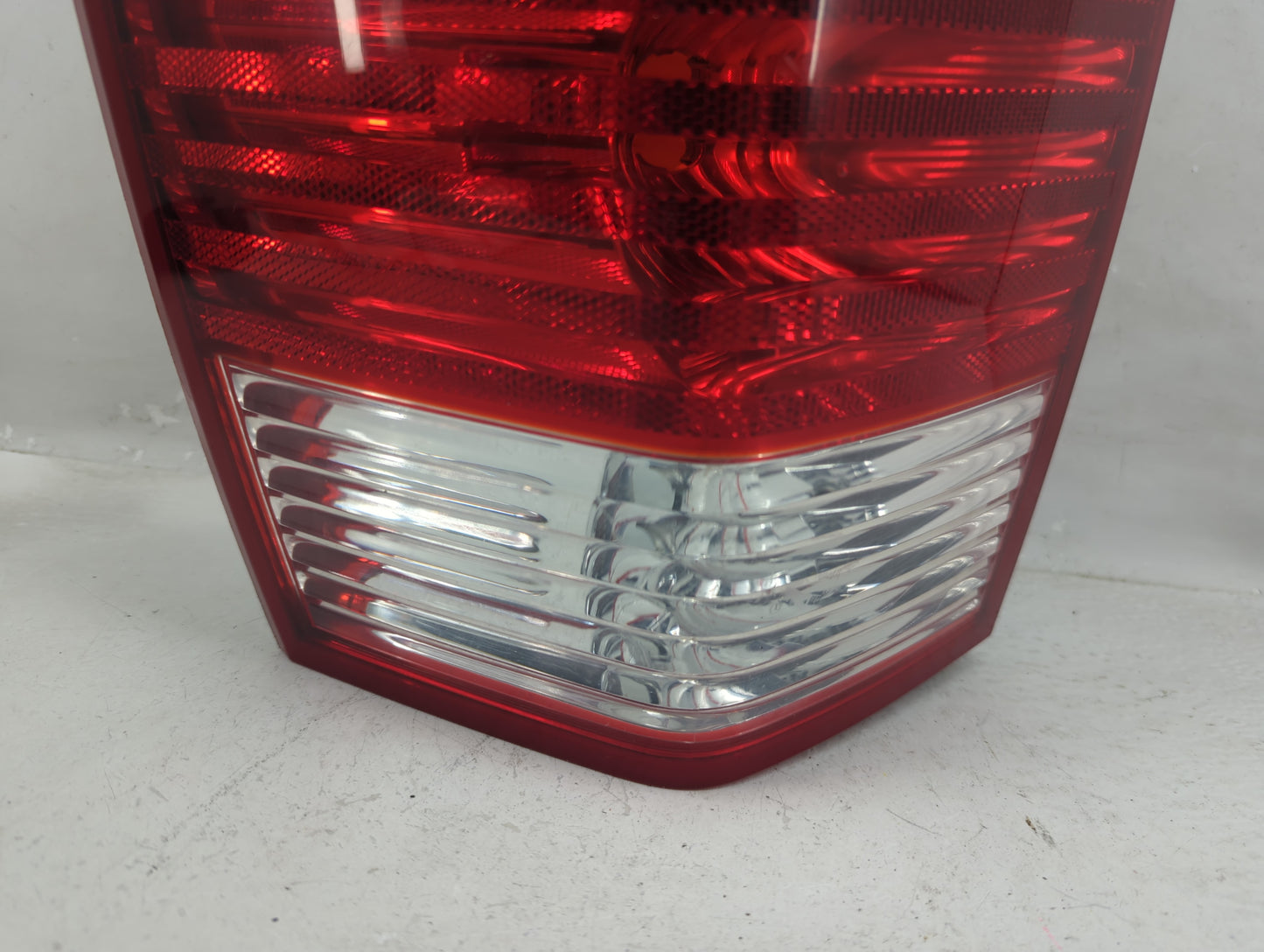 2007-2009 Chrysler Aspen Tail Light Assembly Driver Left OEM P/N:A001 58622 B Fits Fits 2007 2008 2009 OEM Used Auto Parts -