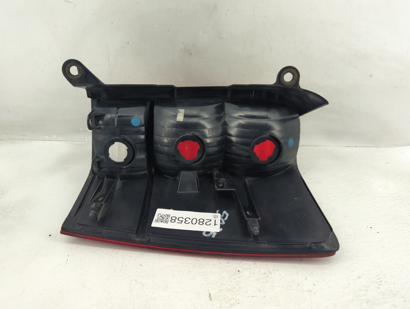 2007-2009 Chrysler Aspen Tail Light Assembly Driver Left OEM P/N:A001 58622 B Fits Fits 2007 2008 2009 OEM Used Auto Parts -