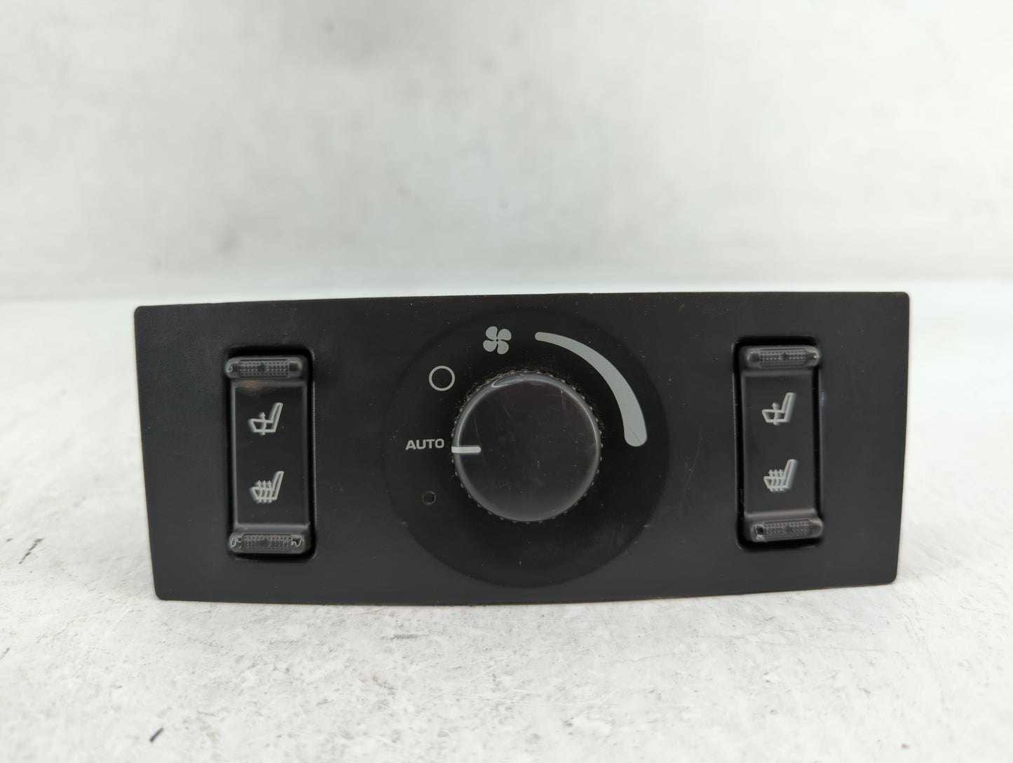 2007 Chrysler Pacifica Climate Control Module Temperature AC/Heater Replacement P/N:0UB51TRMAC 0UB52TRMAC Fits OEM Used Auto