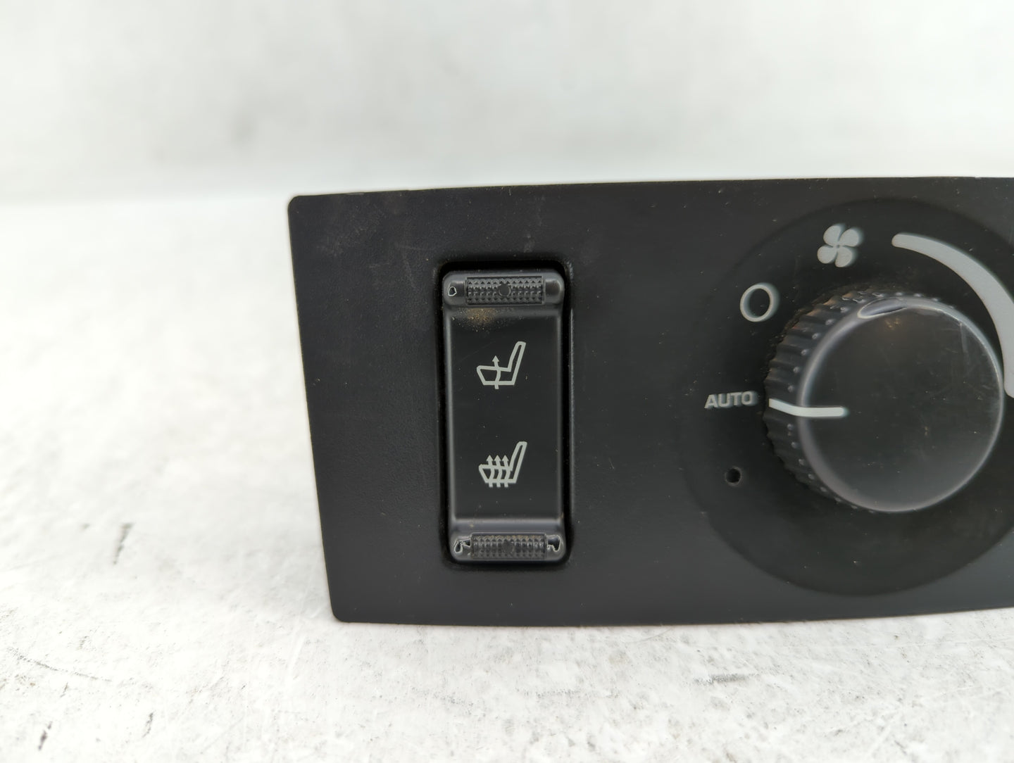 2007 Chrysler Pacifica Climate Control Module Temperature AC/Heater Replacement P/N:0UB51TRMAC 0UB52TRMAC Fits OEM Used Auto