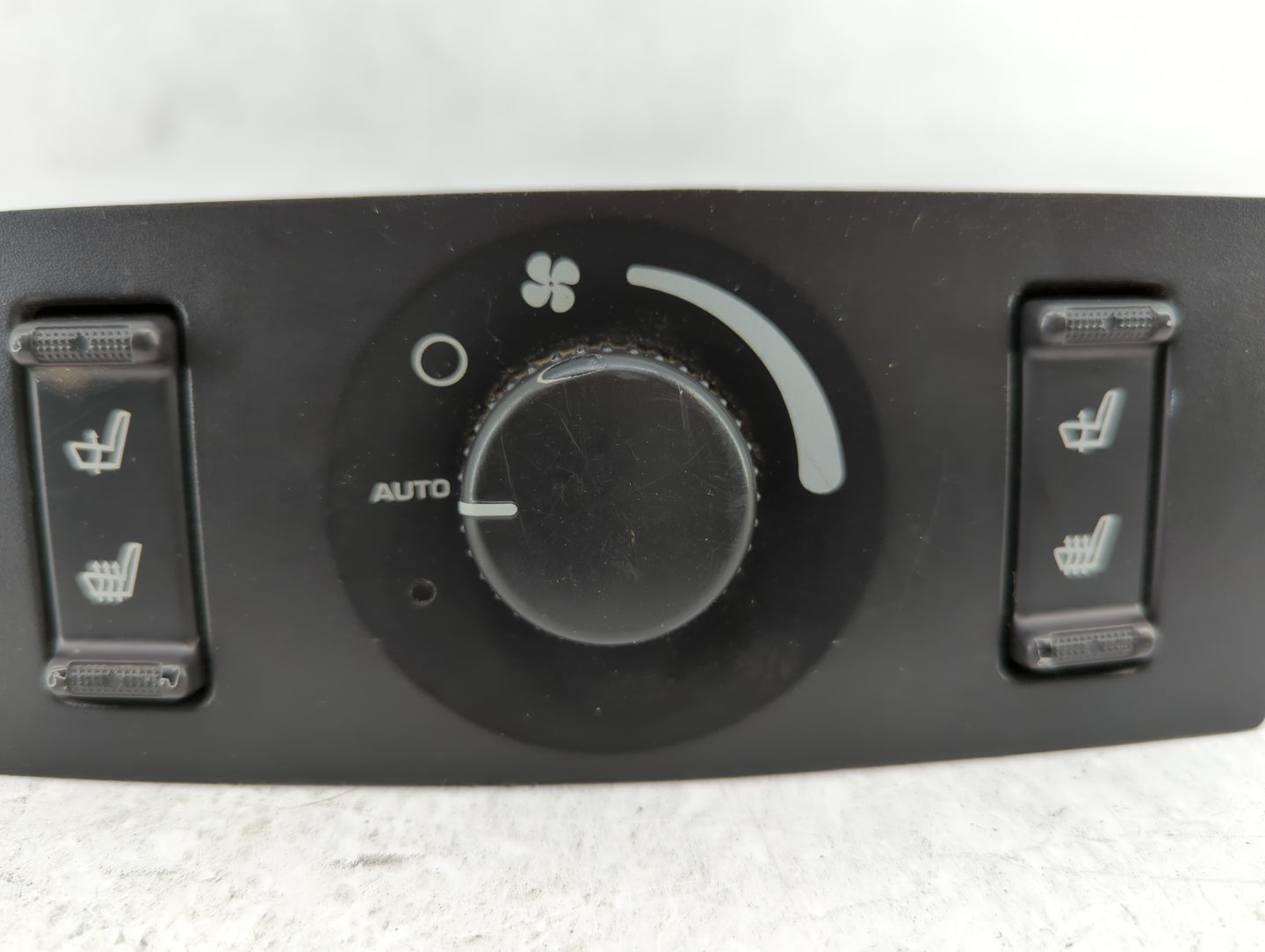 2007 Chrysler Pacifica Climate Control Module Temperature AC/Heater Replacement P/N:0UB51TRMAC 0UB52TRMAC Fits OEM Used Auto