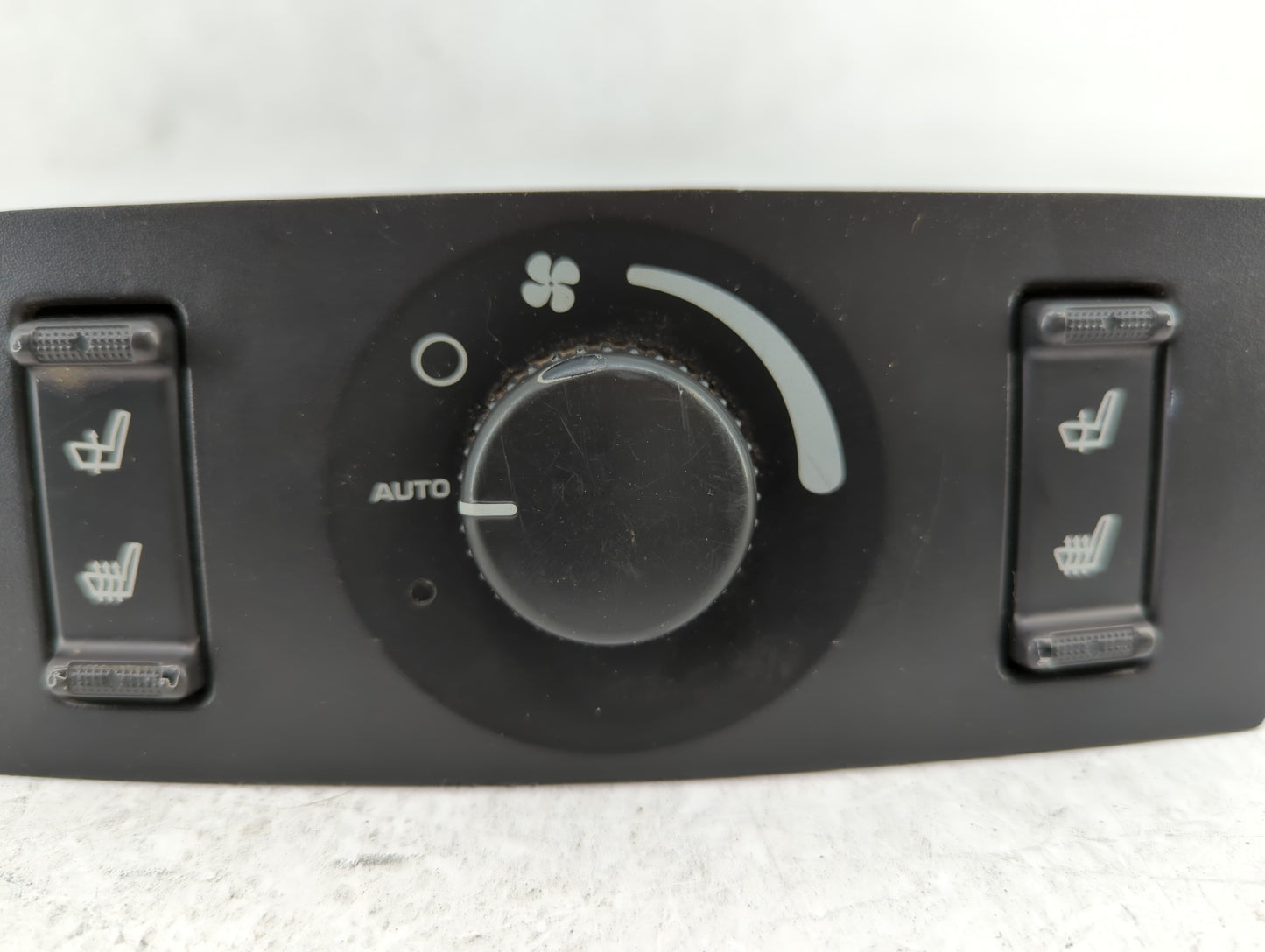 2007 Chrysler Pacifica Climate Control Module Temperature AC/Heater Replacement P/N:0UB51TRMAC 0UB52TRMAC Fits OEM Used Auto