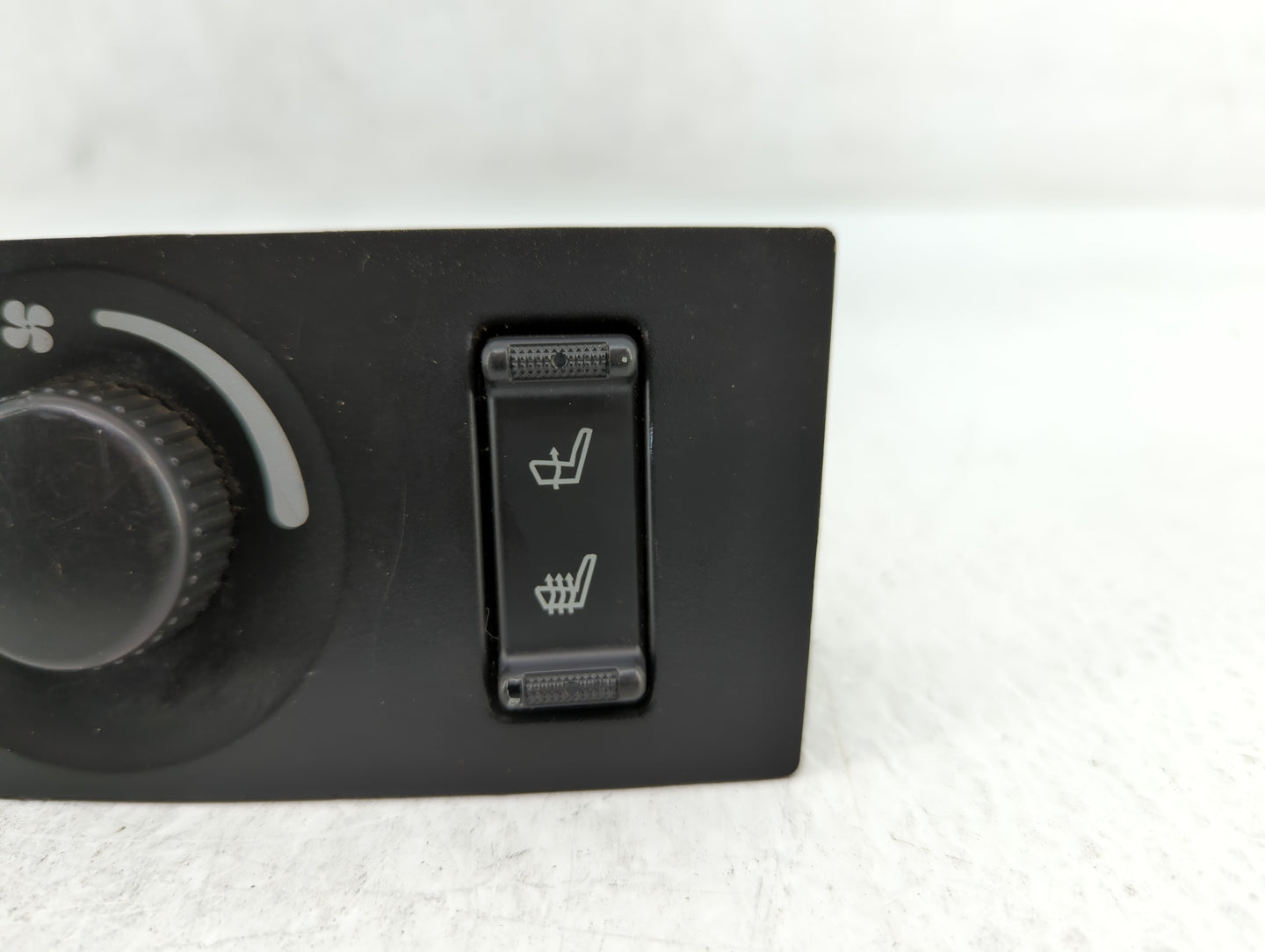 2007 Chrysler Pacifica Climate Control Module Temperature AC/Heater Replacement P/N:0UB51TRMAC 0UB52TRMAC Fits OEM Used Auto
