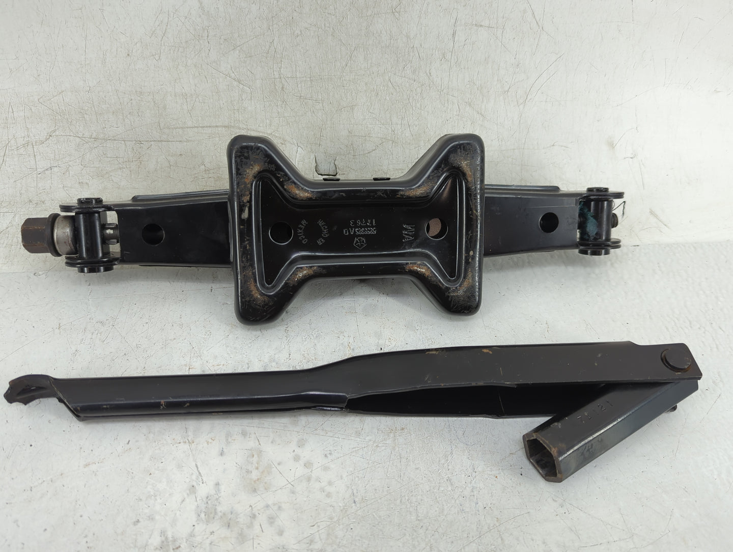 2007 Chrysler Pt Cruiser Spare Scissor Car Jack - Oemusedautoparts1.com