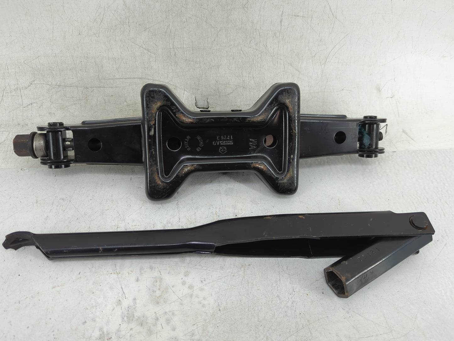 2007 Chrysler Pt Cruiser Spare Scissor Car Jack - Oemusedautoparts1.com