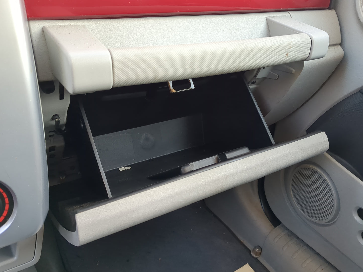 2007 Chrysler Pt Cruiser Passenger Glove Box Door Storage Compartment - Oemusedautoparts1.com