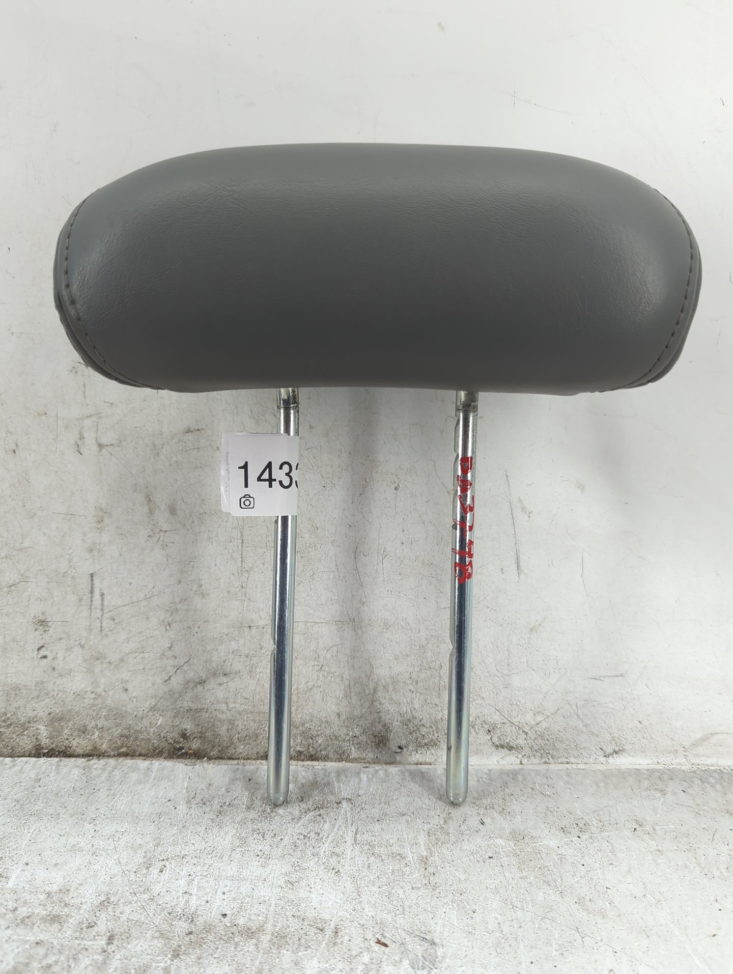2007-2008 Chrysler Pt Cruiser Headrest Head Rest Rear Seat Fits Fits 2007 2008 OEM Used Auto Parts - Oemusedautoparts1.com
