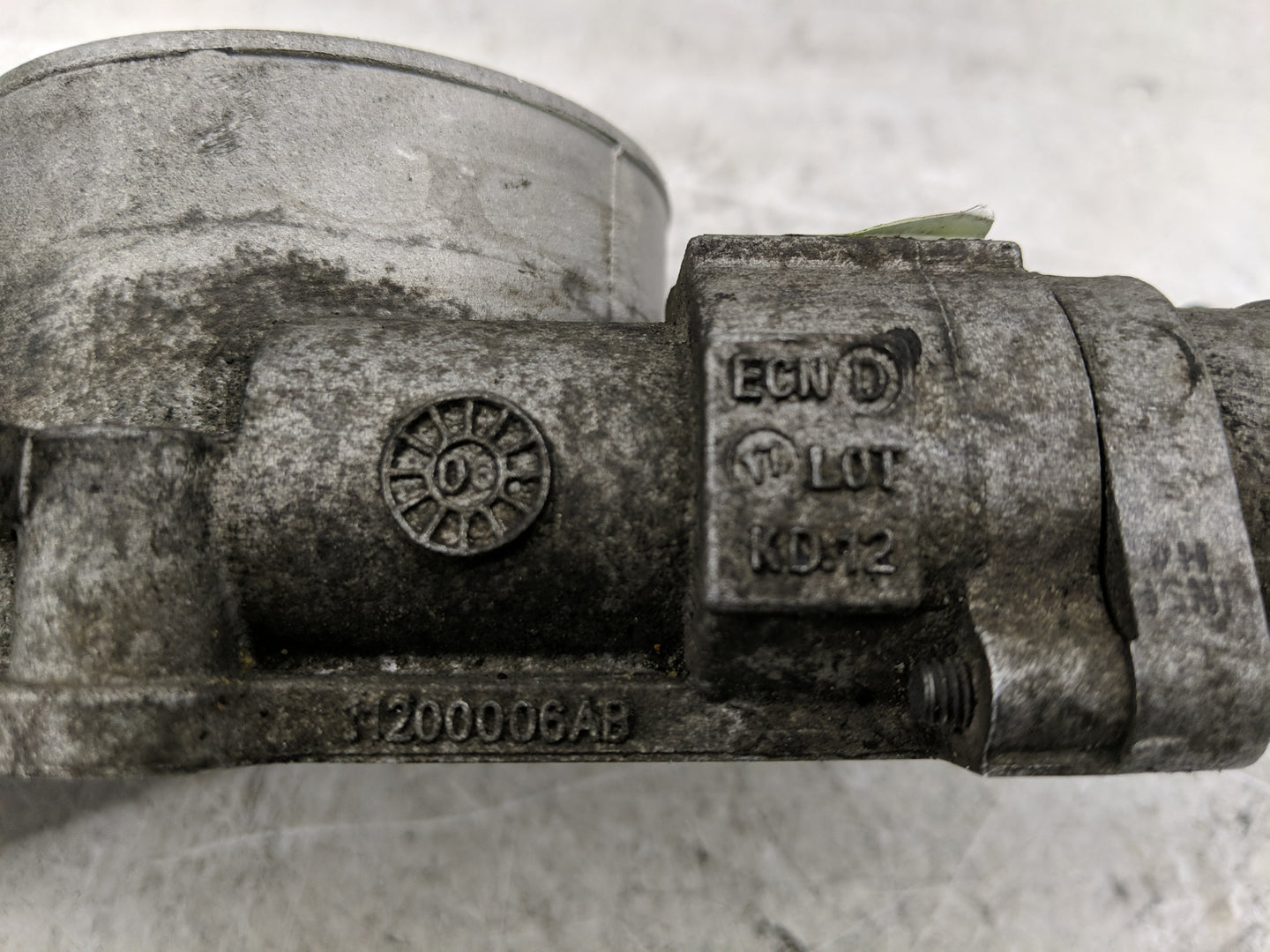 2003-2007 Chrysler Town & Country Throttle Body Fits Fits 2003 2004 2005 2006 2007 OEM Used Auto Parts - Oemusedautoparts1.c