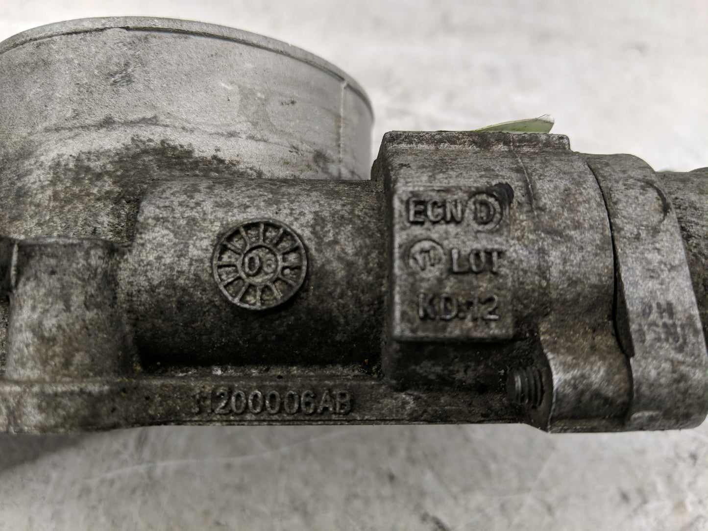 2003-2007 Chrysler Town & Country Throttle Body Fits Fits 2003 2004 2005 2006 2007 OEM Used Auto Parts - Oemusedautoparts1.c