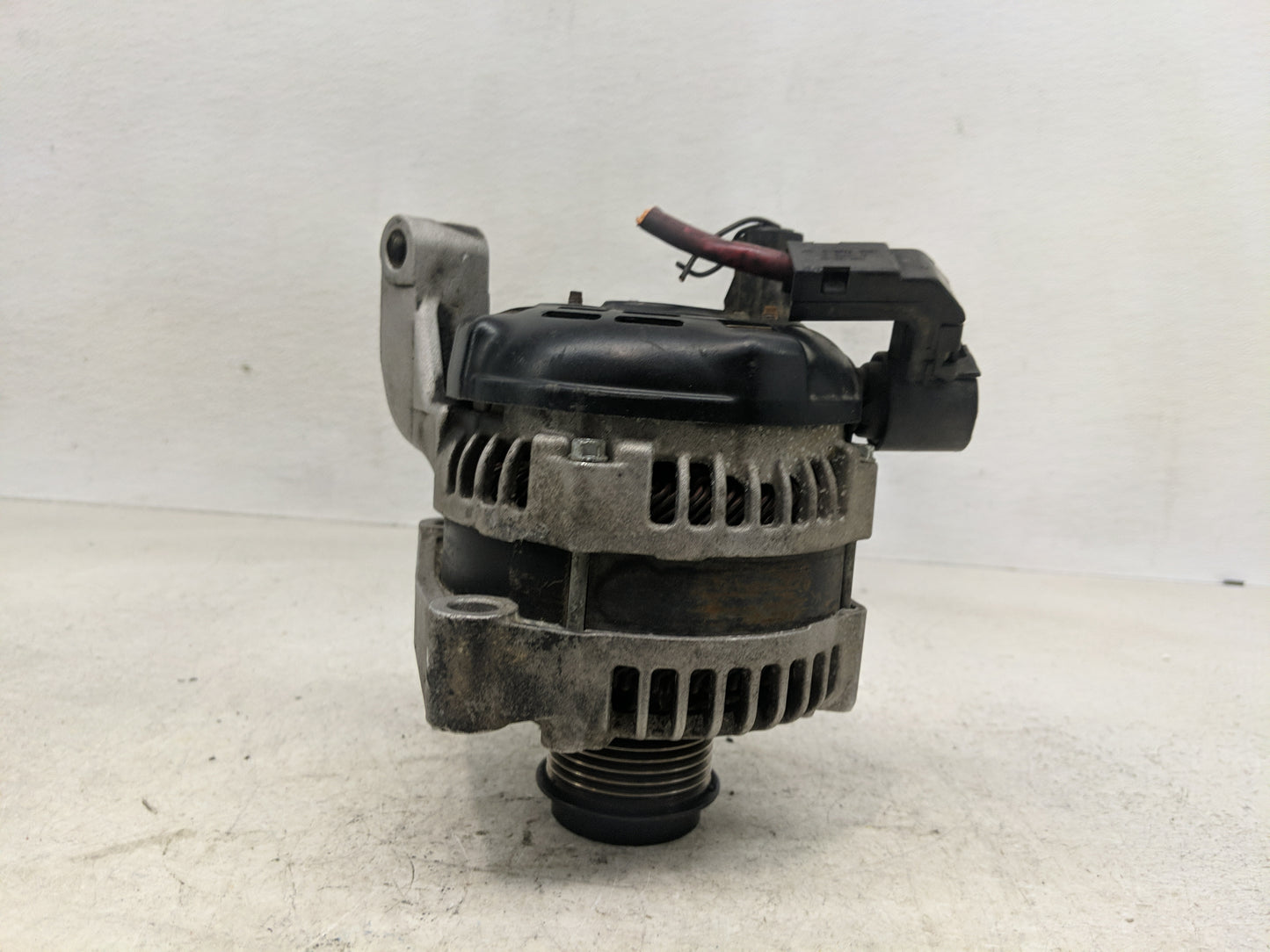 2001-2007 Chrysler Town & Country Alternator Replacement Generator Charging Assembly Engine OEM Fits OEM Used Auto Parts - O