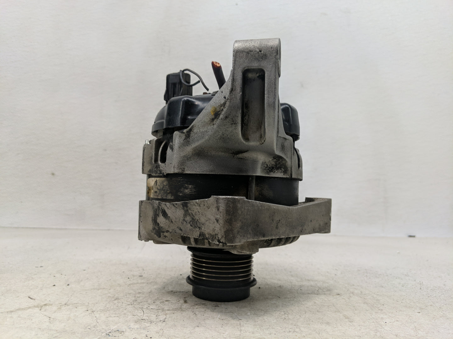 2001-2007 Chrysler Town & Country Alternator Replacement Generator Charging Assembly Engine OEM Fits OEM Used Auto Parts - O