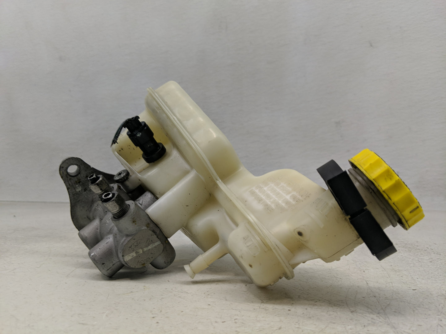 2007-2012 Dodge Caliber Brake Master Cylinder 1312063 - Oemusedautoparts1.com