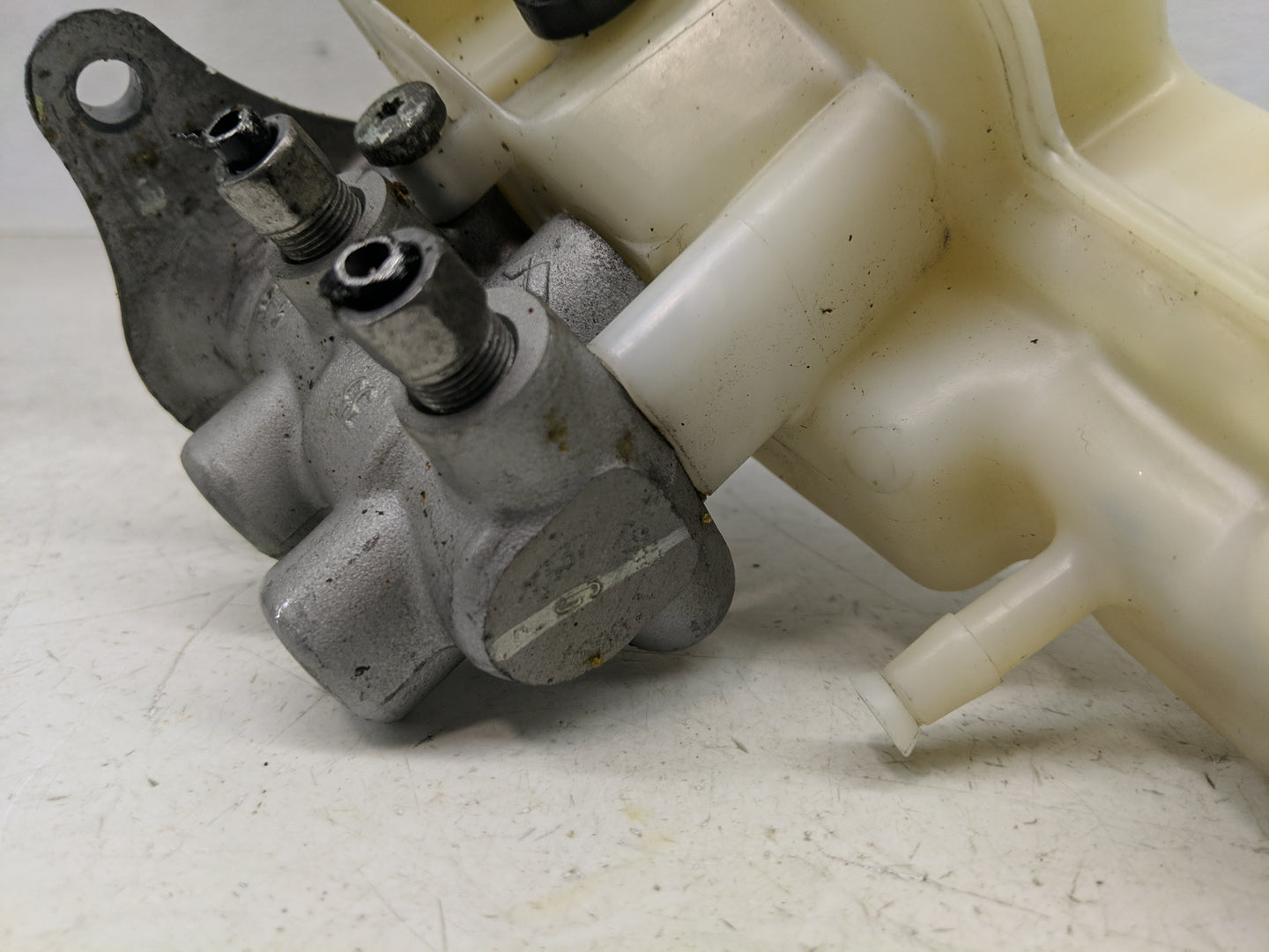 2007-2012 Dodge Caliber Brake Master Cylinder 1312063 - Oemusedautoparts1.com
