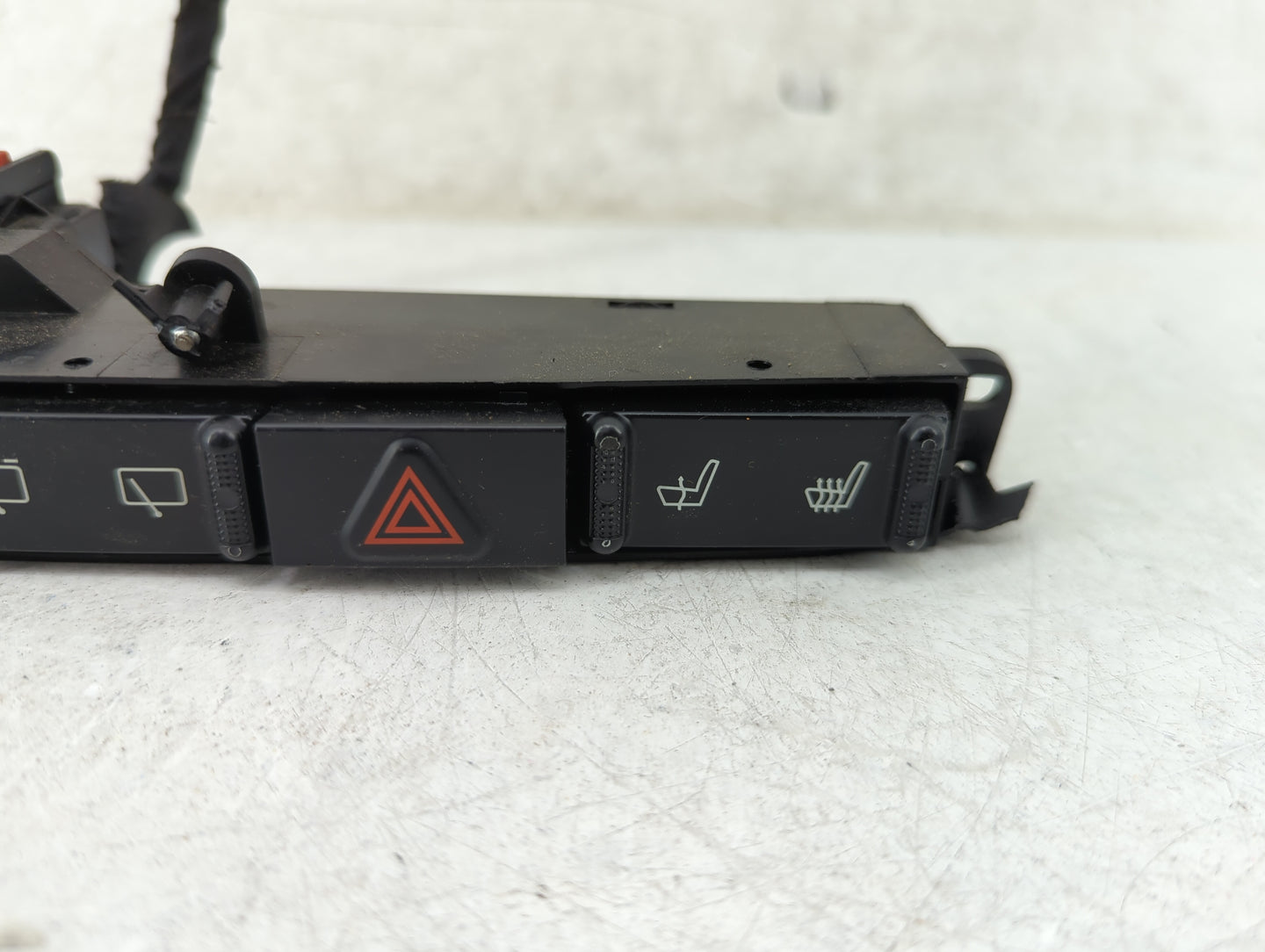 2007 Dodge Caravan Hazard Switch 028821615|746-77463 |04685842aa - Oemusedautoparts1.com