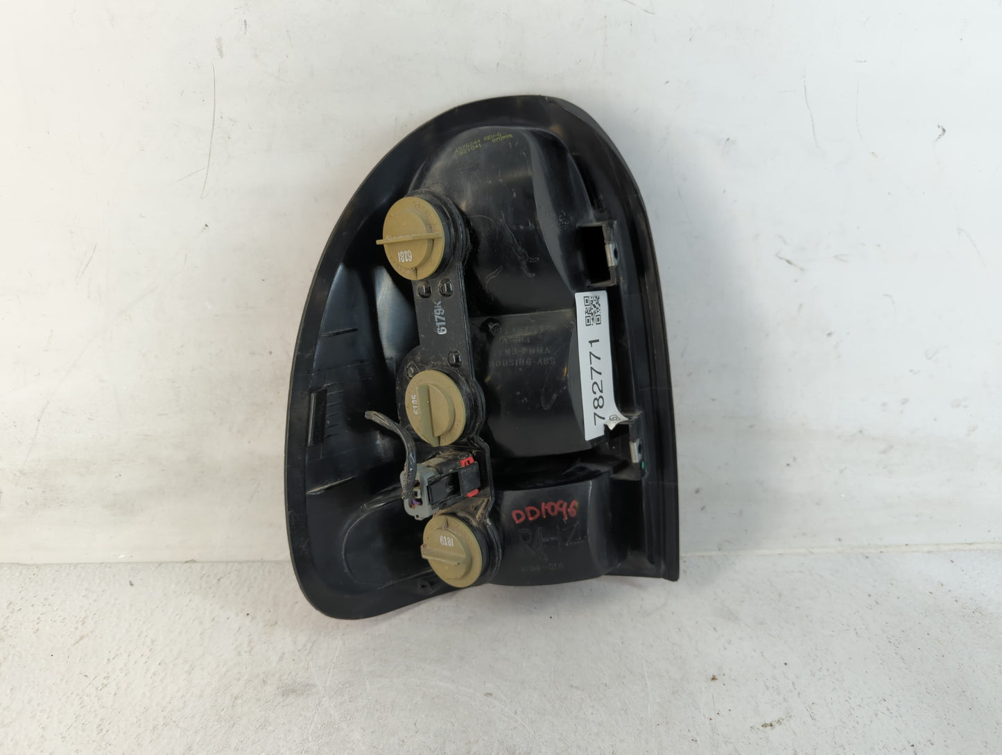 2004-2007 Dodge Caravan Tail Light Assembly Passenger Right OEM P/N:3934-04A-PM DC 19284 Fits Fits 2004 2005 2006 2007 OEM U