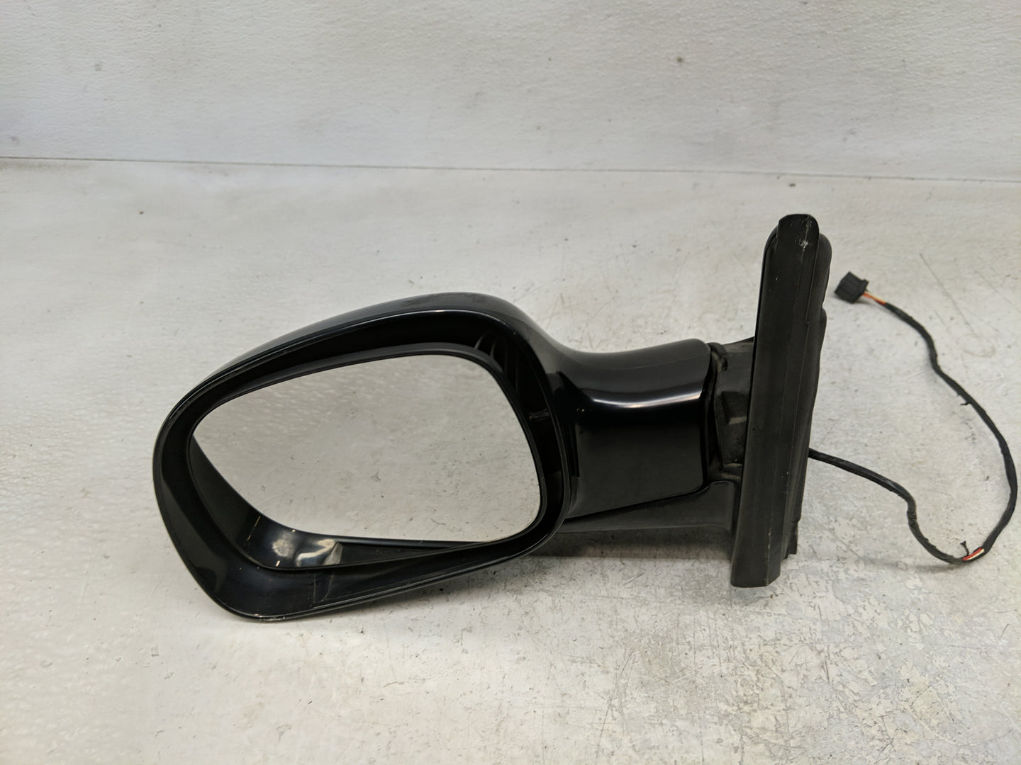 2005-2007 Dodge Caravan Driver Side View Mirror - Left Door Mirror OEM Used - Oemusedautoparts1.com