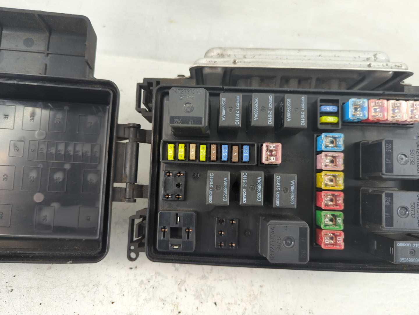 2006-2007 Dodge Charger Fusebox Fuse Box Panel Relay Module P/N:P04692140AH Fits Fits 2006 2007 OEM Used Auto Parts - Oemuse