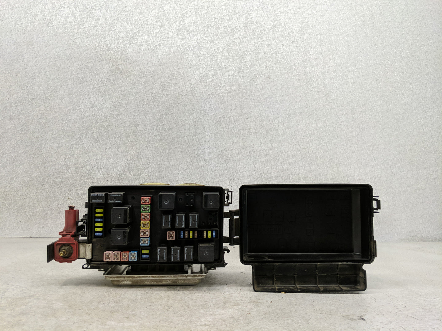 2006-2007 Dodge Charger Fusebox Fuse Box Panel Relay Module Fits Fits 2006 2007 OEM Used Auto Parts - Oemusedautoparts1.com