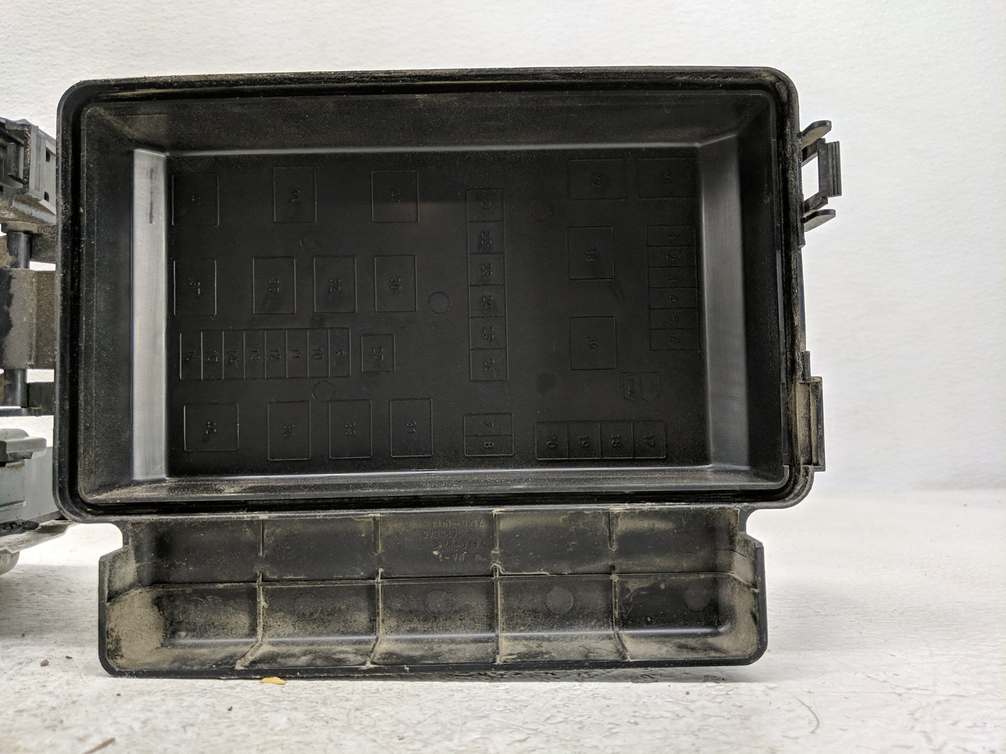 2006-2007 Dodge Charger Fusebox Fuse Box Panel Relay Module Fits Fits 2006 2007 OEM Used Auto Parts - Oemusedautoparts1.com