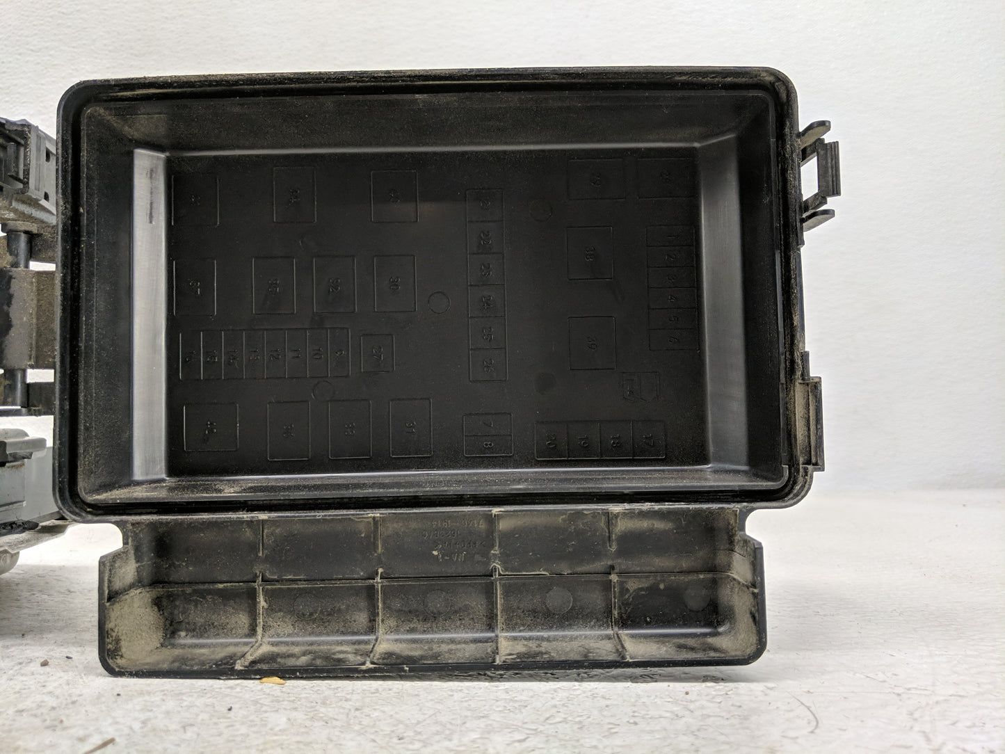 2006-2007 Dodge Charger Fusebox Fuse Box Panel Relay Module Fits Fits 2006 2007 OEM Used Auto Parts - Oemusedautoparts1.com