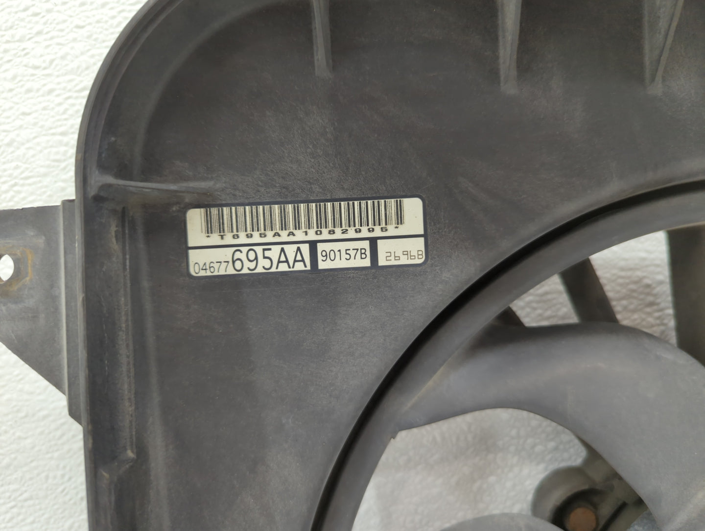 2007 Dodge Grand Caravan Electric Radiator Cooling Fan Motor Assembly P/N:T685AB9022 04677685AB Fits Fits 2005 2006 OEM Used