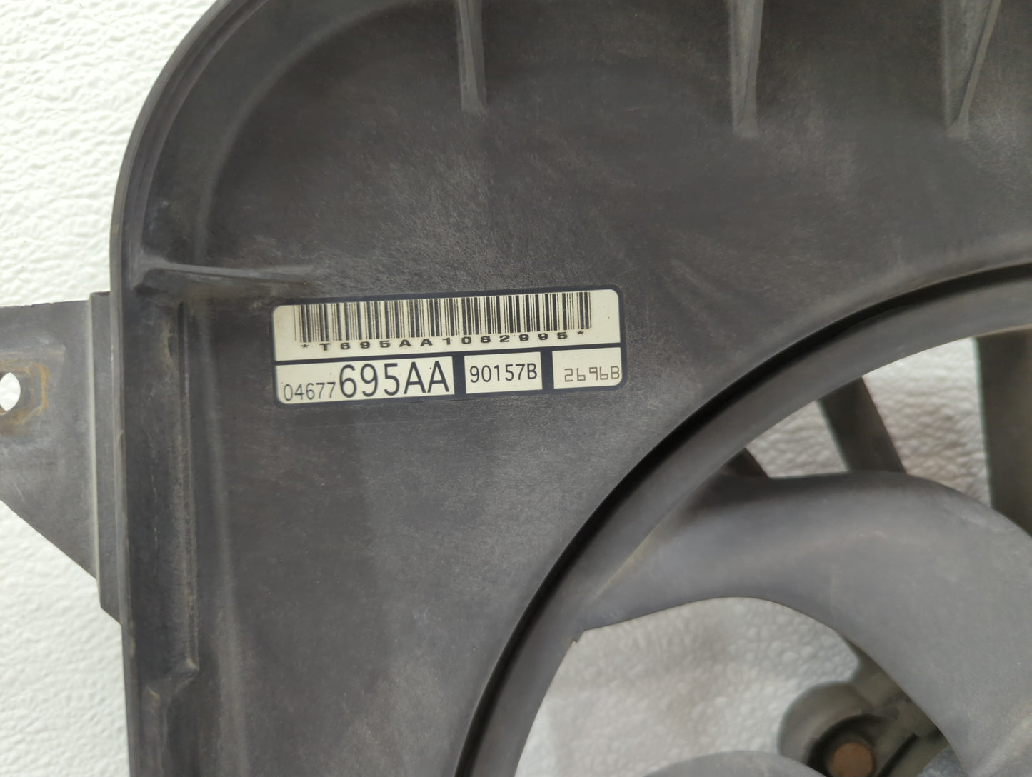 2007 Dodge Grand Caravan Electric Radiator Cooling Fan Motor Assembly P/N:T685AB9022 04677685AB Fits Fits 2005 2006 OEM Used