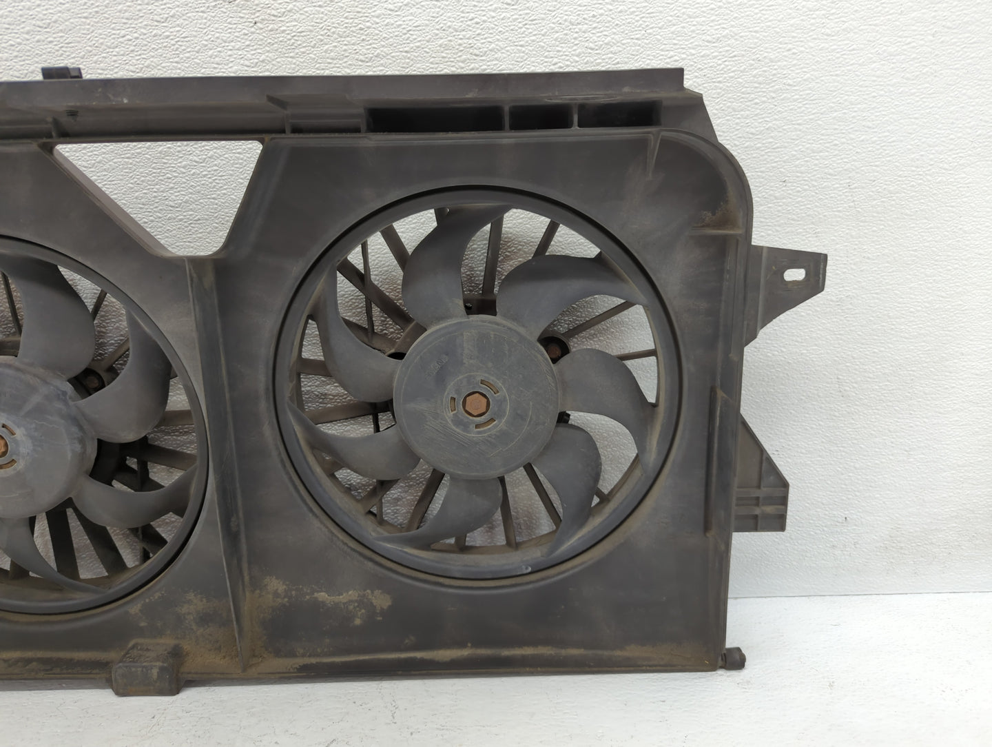 2007 Dodge Grand Caravan Electric Radiator Cooling Fan Motor Assembly P/N:T685AB9022 04677685AB Fits Fits 2005 2006 OEM Used
