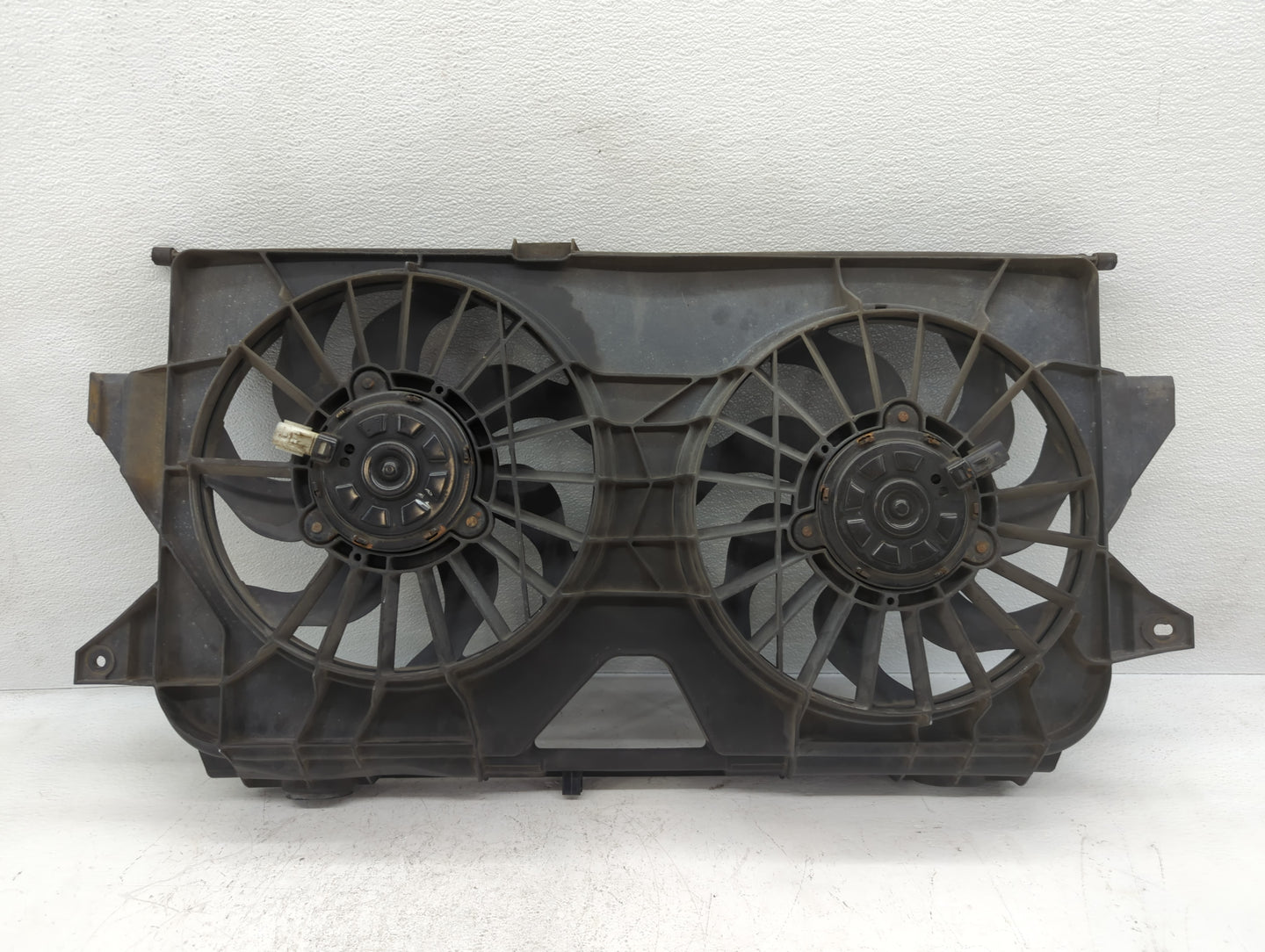 2007 Dodge Grand Caravan Electric Radiator Cooling Fan Motor Assembly P/N:T685AB9022 04677685AB Fits Fits 2005 2006 OEM Used