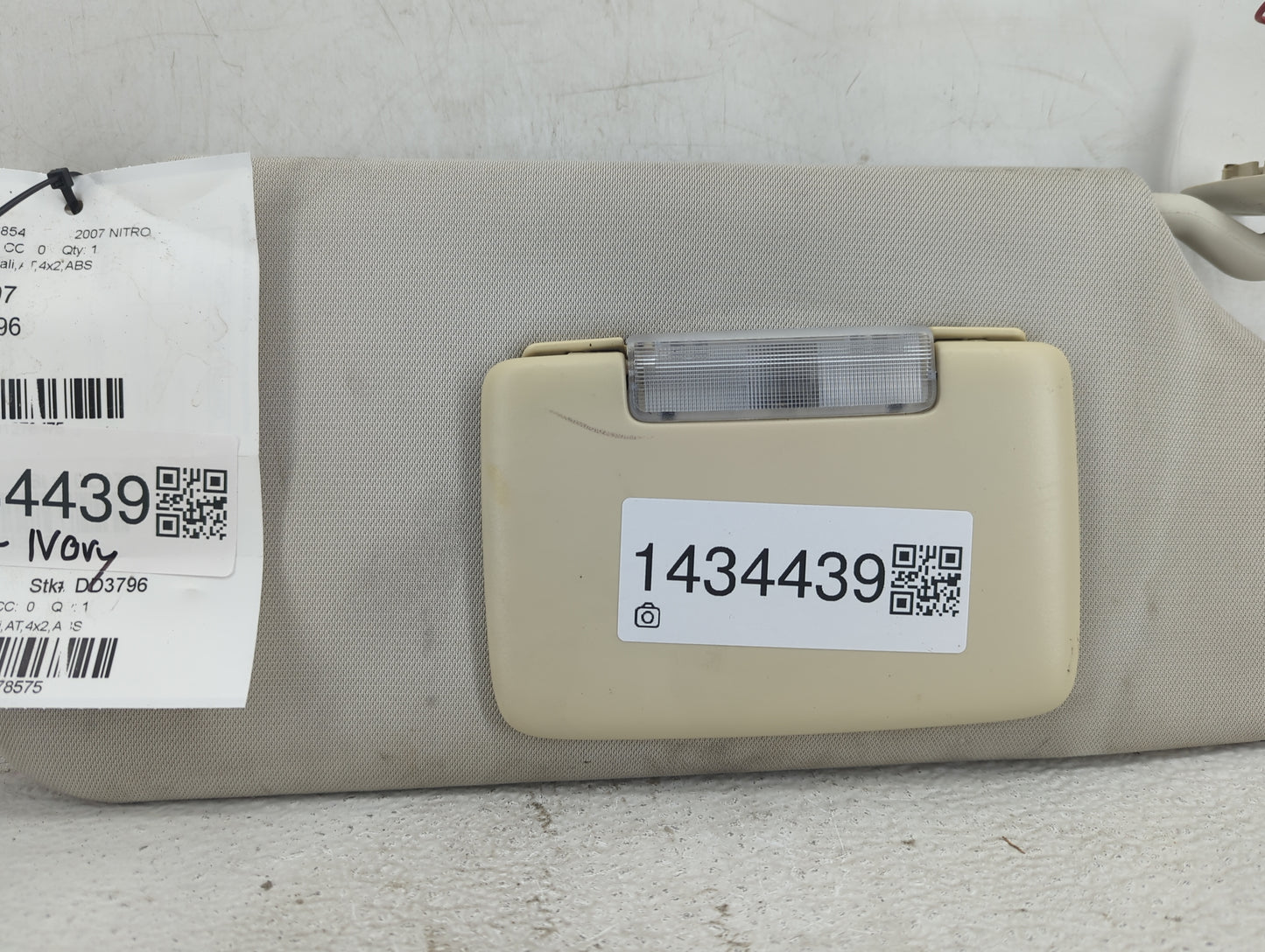 2007-2011 Dodge Nitro Sun Visor Shade Replacement Passenger Right Mirror Fits Fits 2007 2008 2009 2010 2011 OEM Used Auto Pa