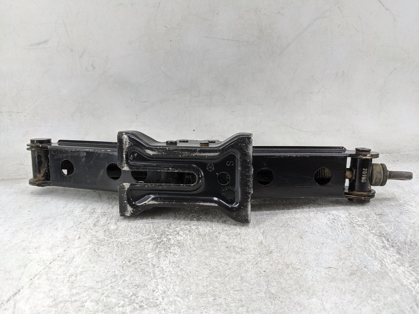 2007 Dodge Ram 1500 Spare Scissor Car Jack 1479952 - Oemusedautoparts1.com
