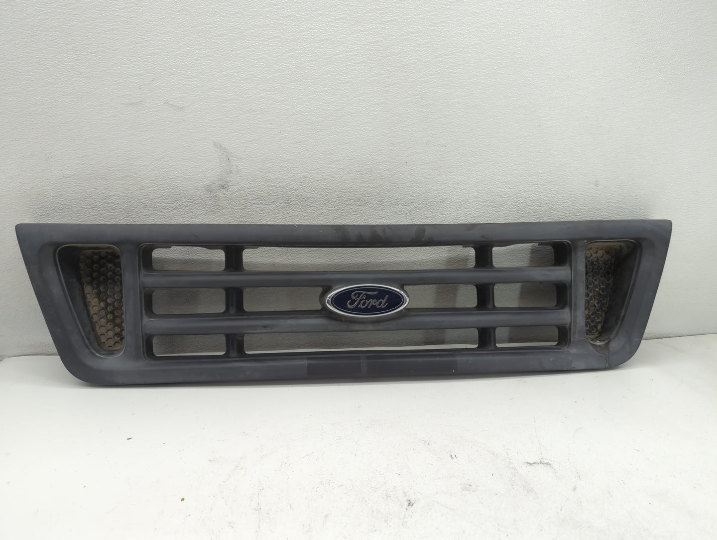2007 Ford E-450 Super Duty Front Grille Bumper Not Included - Oemusedautoparts1.com