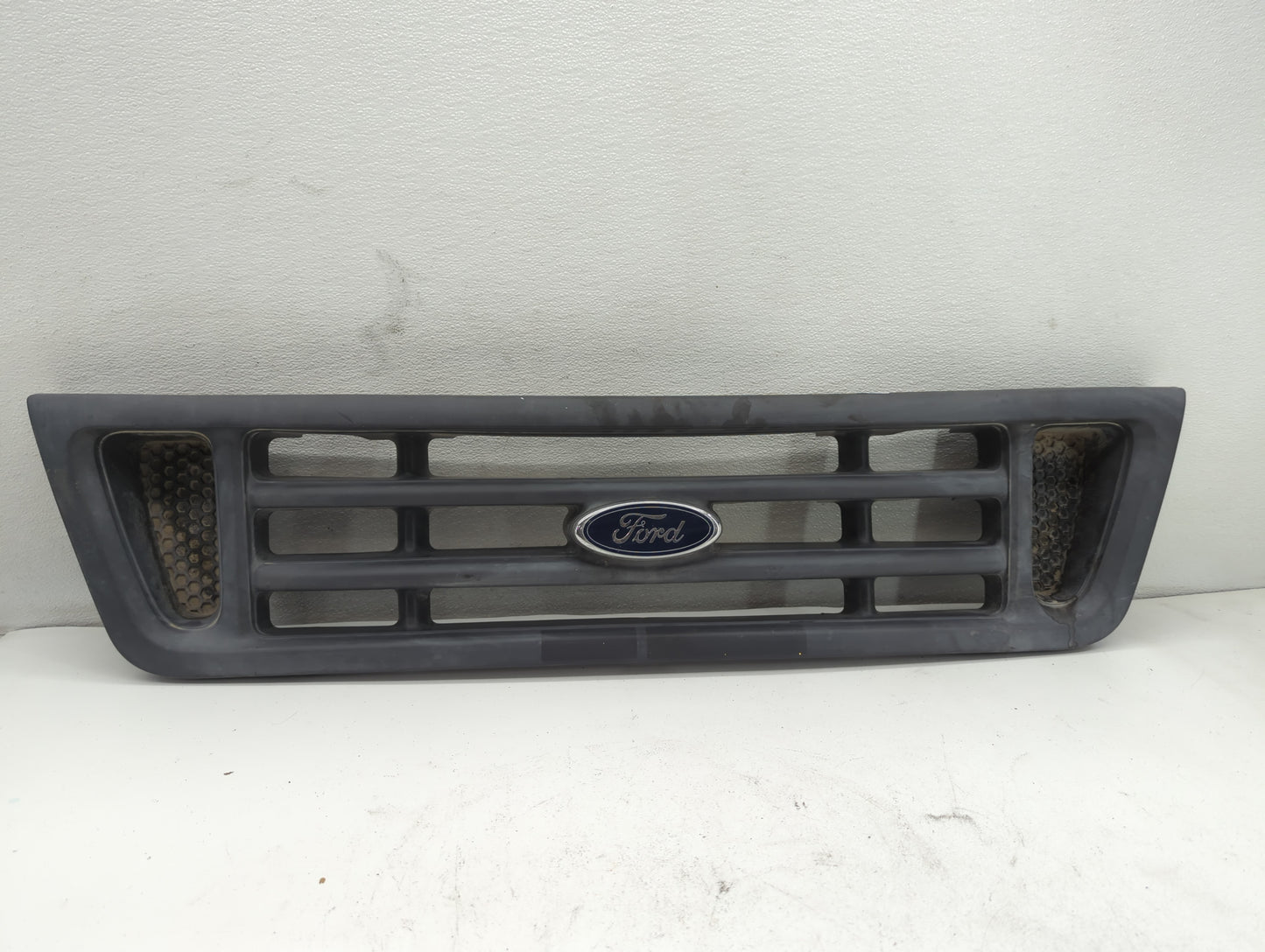 2007 Ford E-450 Super Duty Front Grille Bumper Not Included - Oemusedautoparts1.com