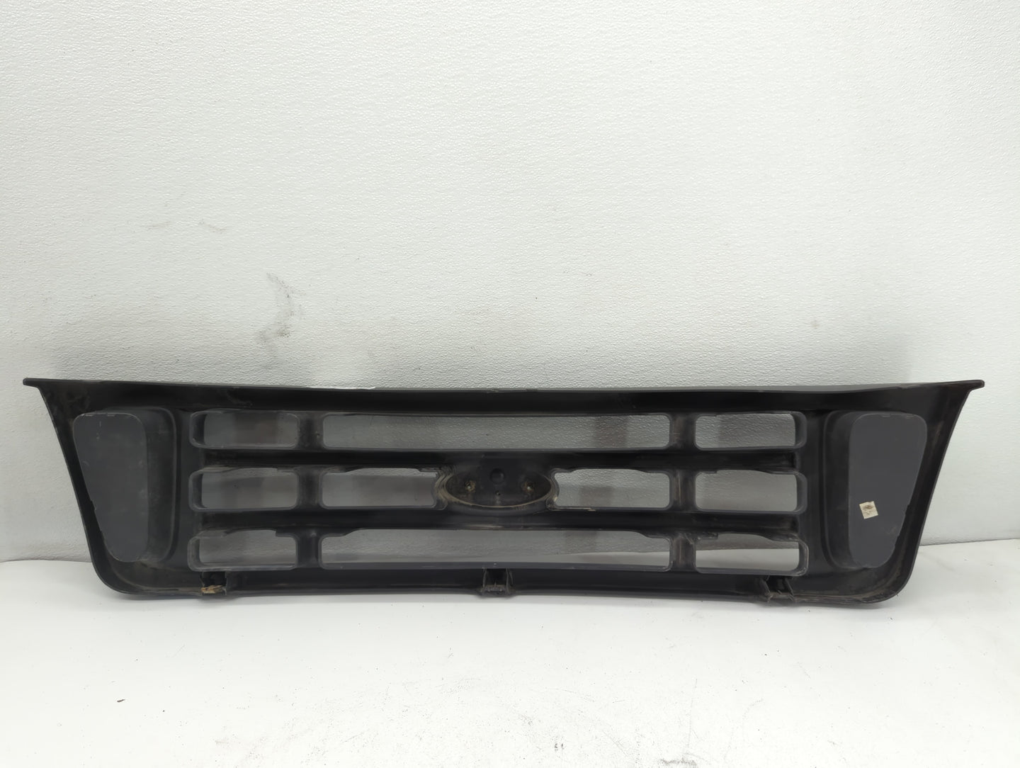 2007 Ford E-450 Super Duty Front Grille Bumper Not Included - Oemusedautoparts1.com