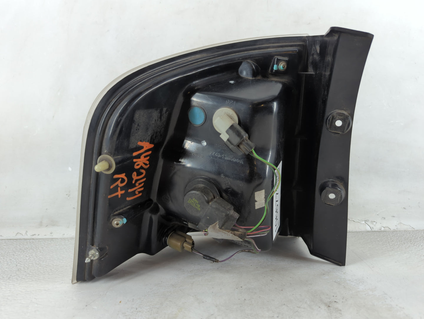 2007-2010 Ford Edge Tail Light Assembly Passenger Right OEM P/N:7T43-13B504-A Fits Fits 2007 2008 2009 2010 OEM Used Auto Pa