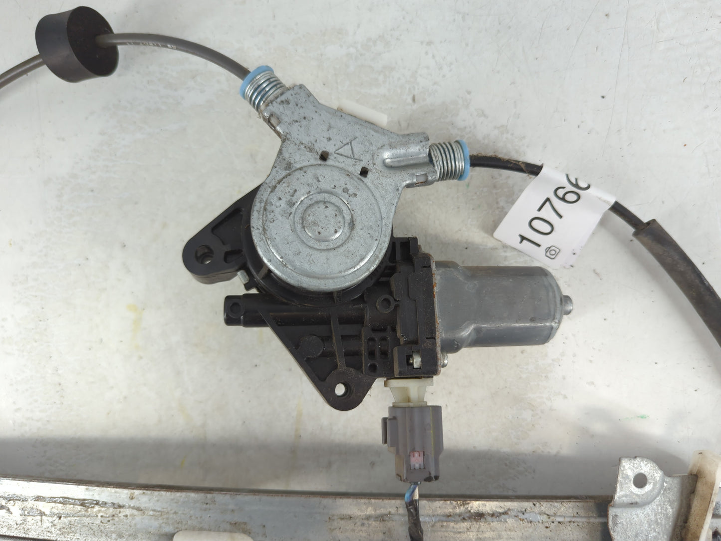 2001-2007 Ford Escape Window Regulator Passenger Front 1076697 - Oemusedautoparts1.com