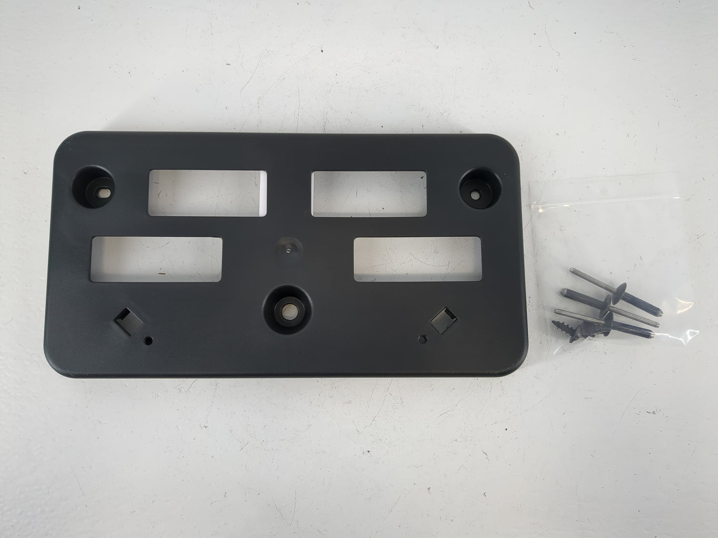 2007 Ford Escape Front License Plate Bracket - Oemusedautoparts1.com