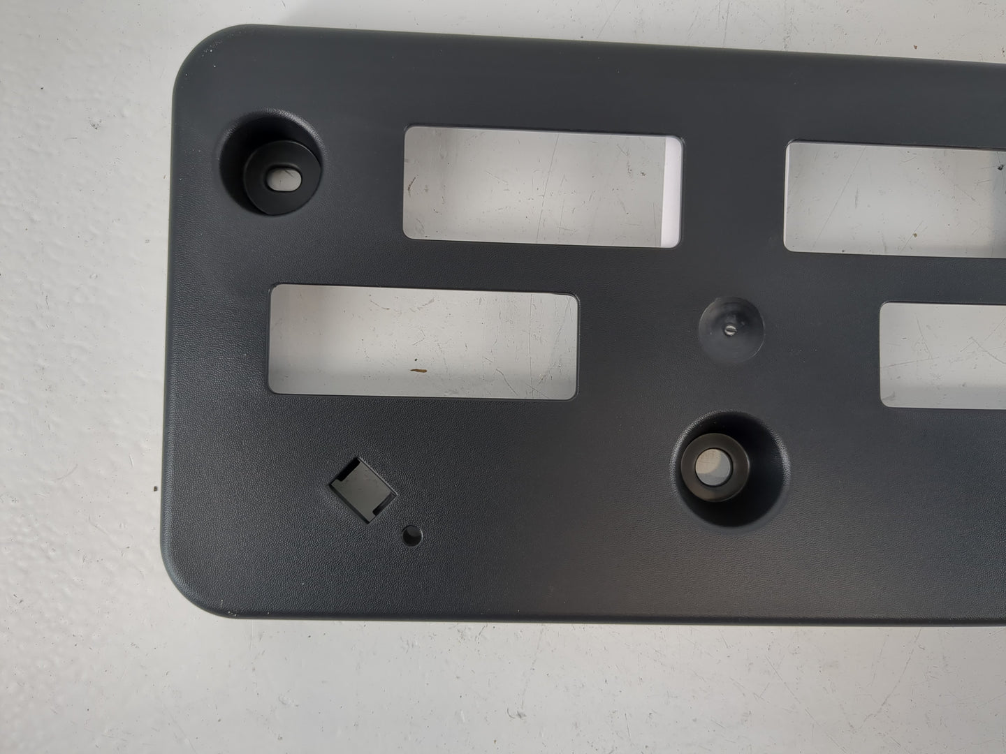 2007 Ford Escape Front License Plate Bracket - Oemusedautoparts1.com