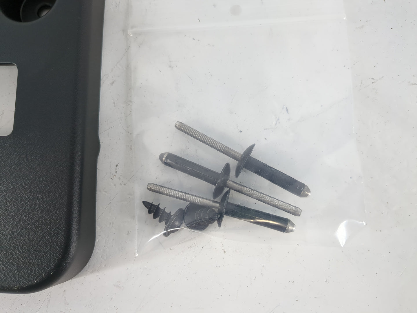 2007 Ford Escape Front License Plate Bracket - Oemusedautoparts1.com