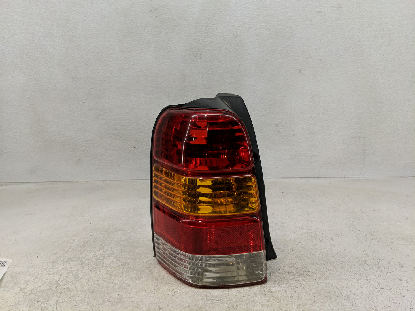 2001-2007 Ford Escape Tail Light Assembly Driver Left OEM P/N:4L84-13B505-B Fits Fits 2001 2002 2003 2004 2005 2006 2007 OEM