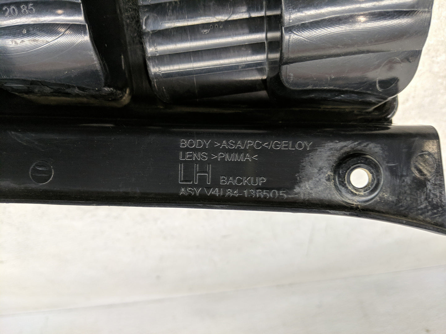 2001-2007 Ford Escape Tail Light Assembly Driver Left OEM P/N:4L84-13B505-B Fits Fits 2001 2002 2003 2004 2005 2006 2007 OEM