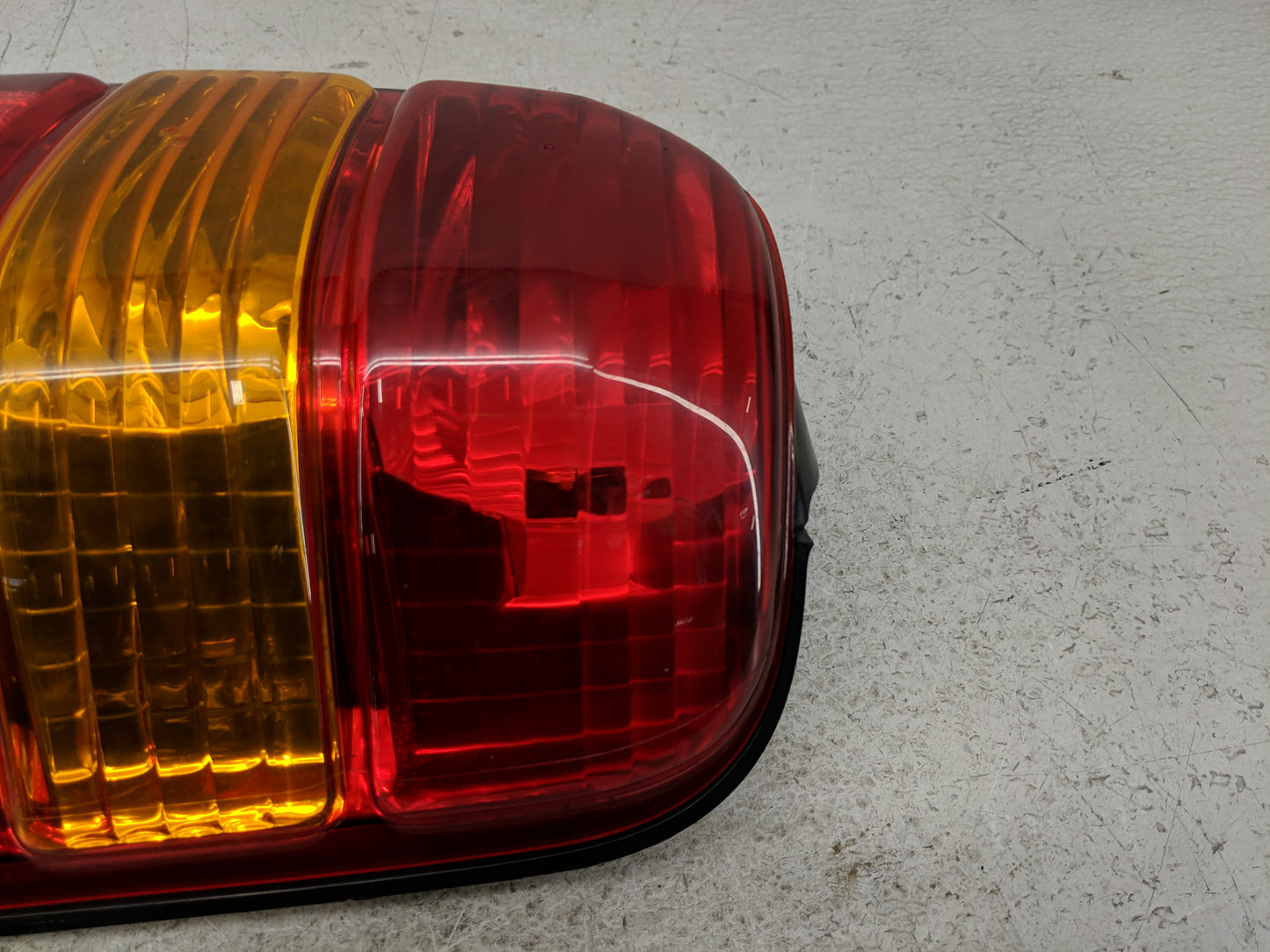2001-2007 Ford Escape Tail Light Assembly Passenger Right OEM P/N:1L84-13B504-D Fits Fits 2001 2002 2003 2004 2005 2006 2007